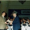 Aranyi Imre igazgató átveszi az államtitkár ajándékát